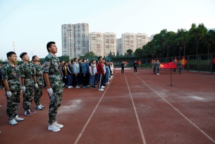 参军退役大学生金哲和新声广播站的张秋媛进行《报效祖国,守卫海防》
