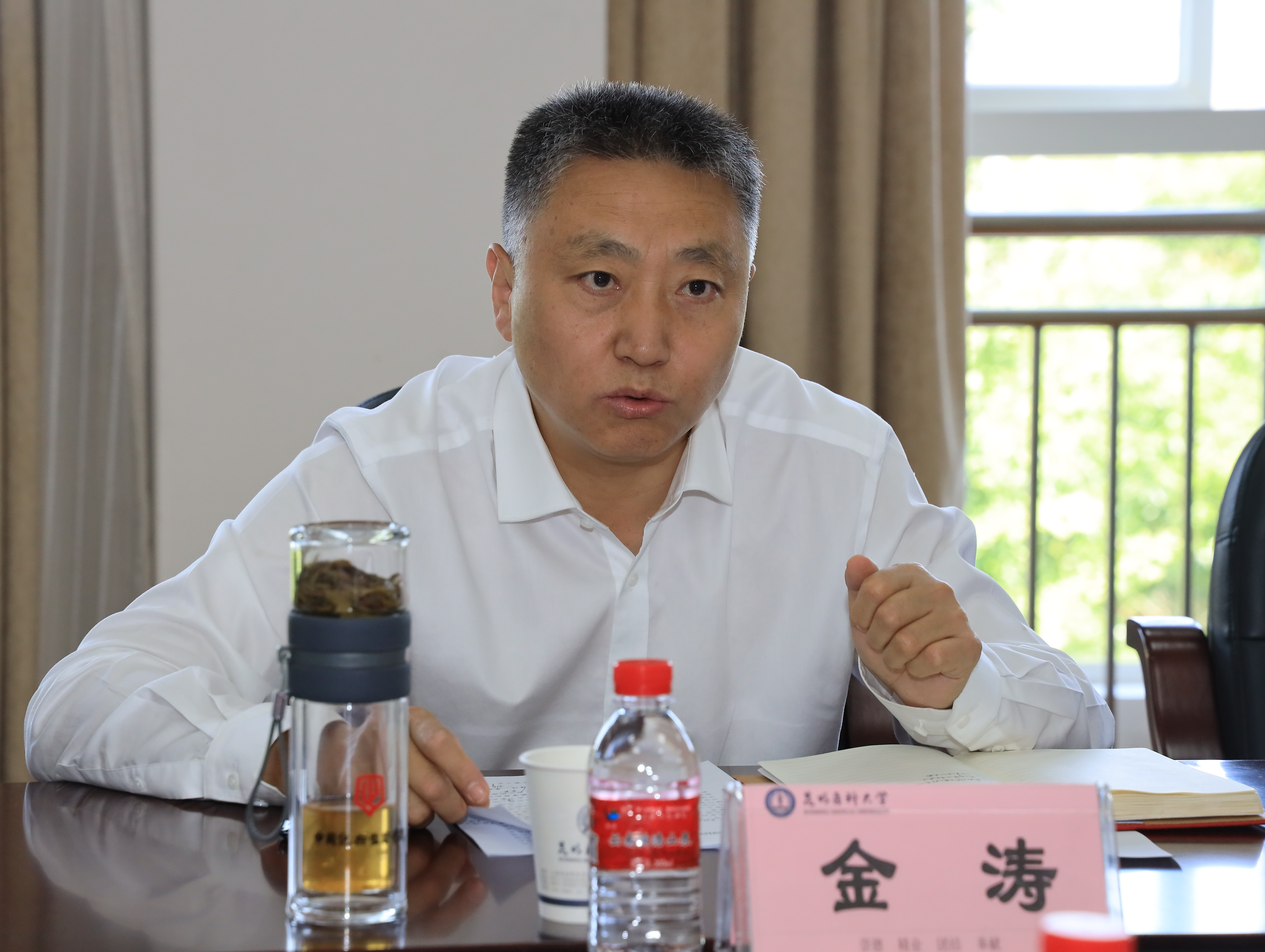 会上,省纪委监委第一监督检察室主任金涛就学校如何压实"两个责任"