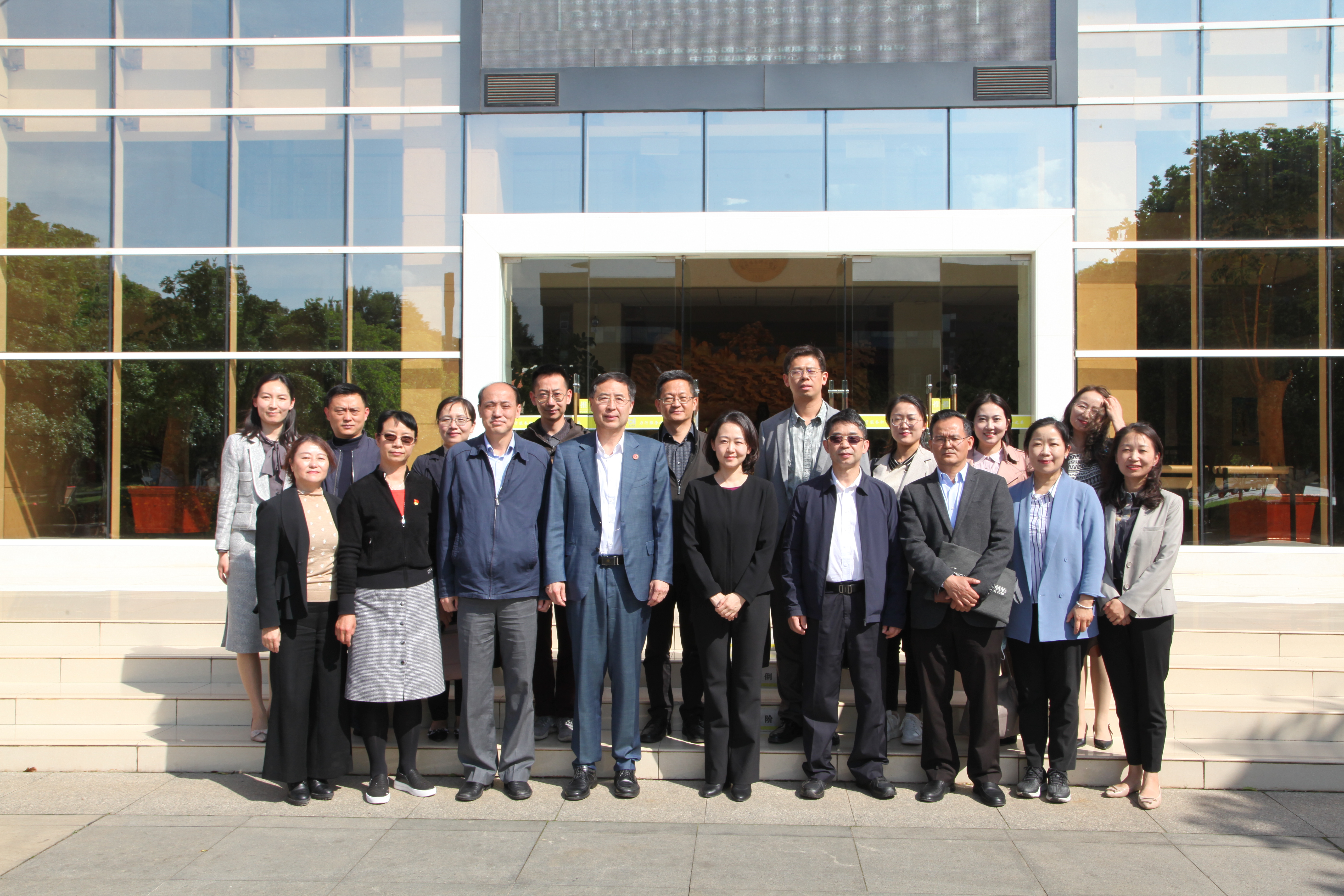 在实地调研中,尹向阳陪同杨沐一行参观了学校科技成果孵化中心和临床