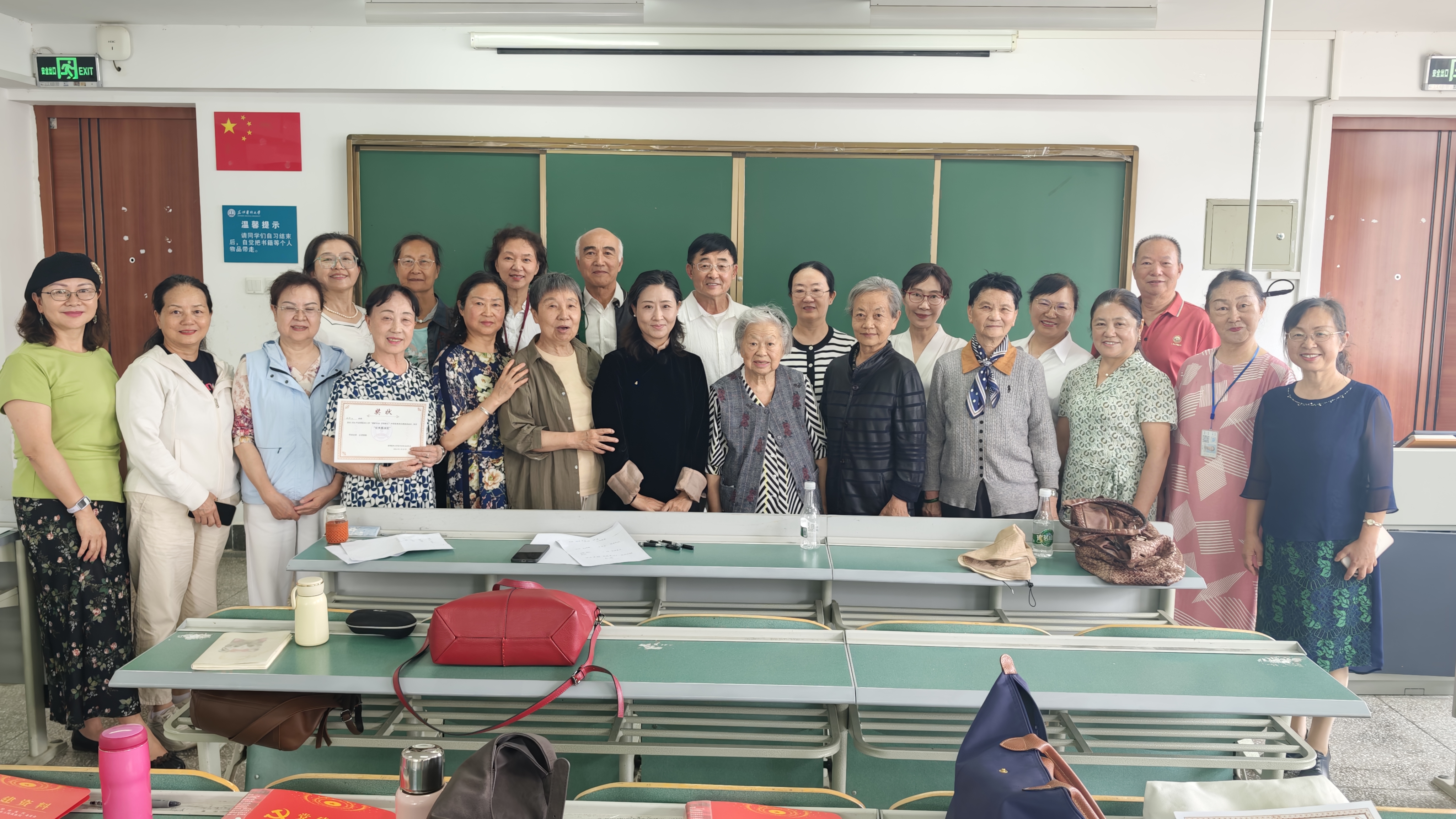 学校举办“银龄乐动 夕阳更红” 中华优秀诗文诵读活动